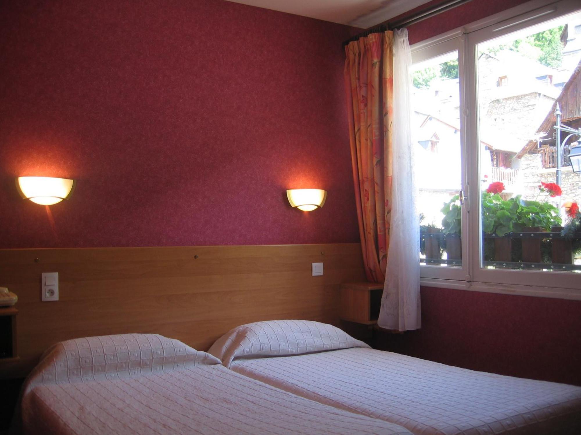 Hotel - Restaurant - Bar - Le Sapin Fleuri Bourg-dʼOueil 外观 照片