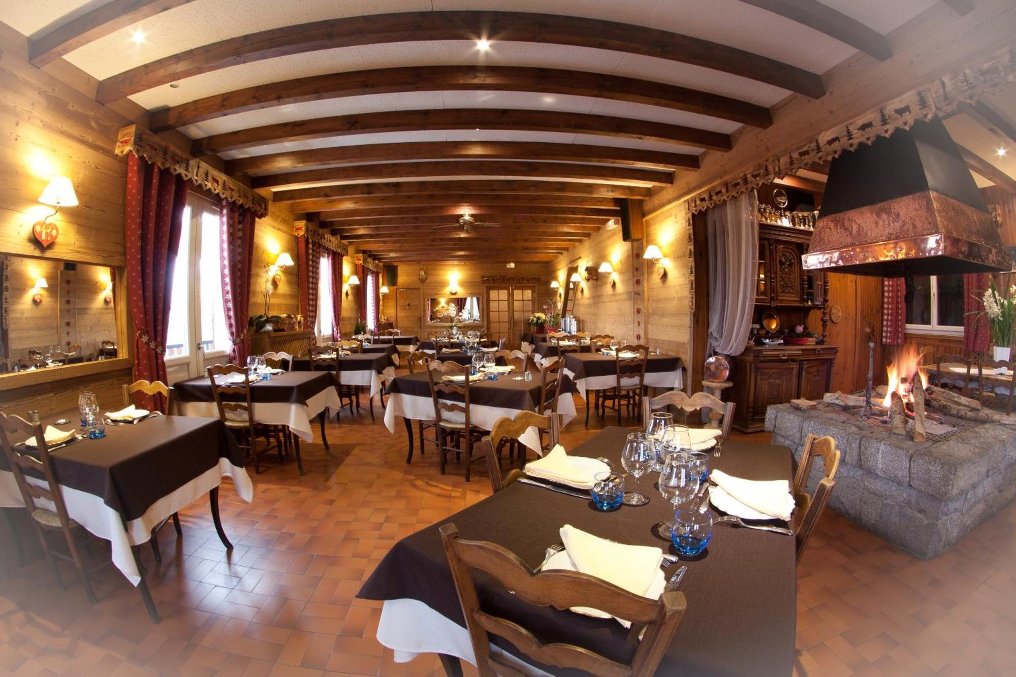 Hotel - Restaurant - Bar - Le Sapin Fleuri Bourg-dʼOueil 外观 照片