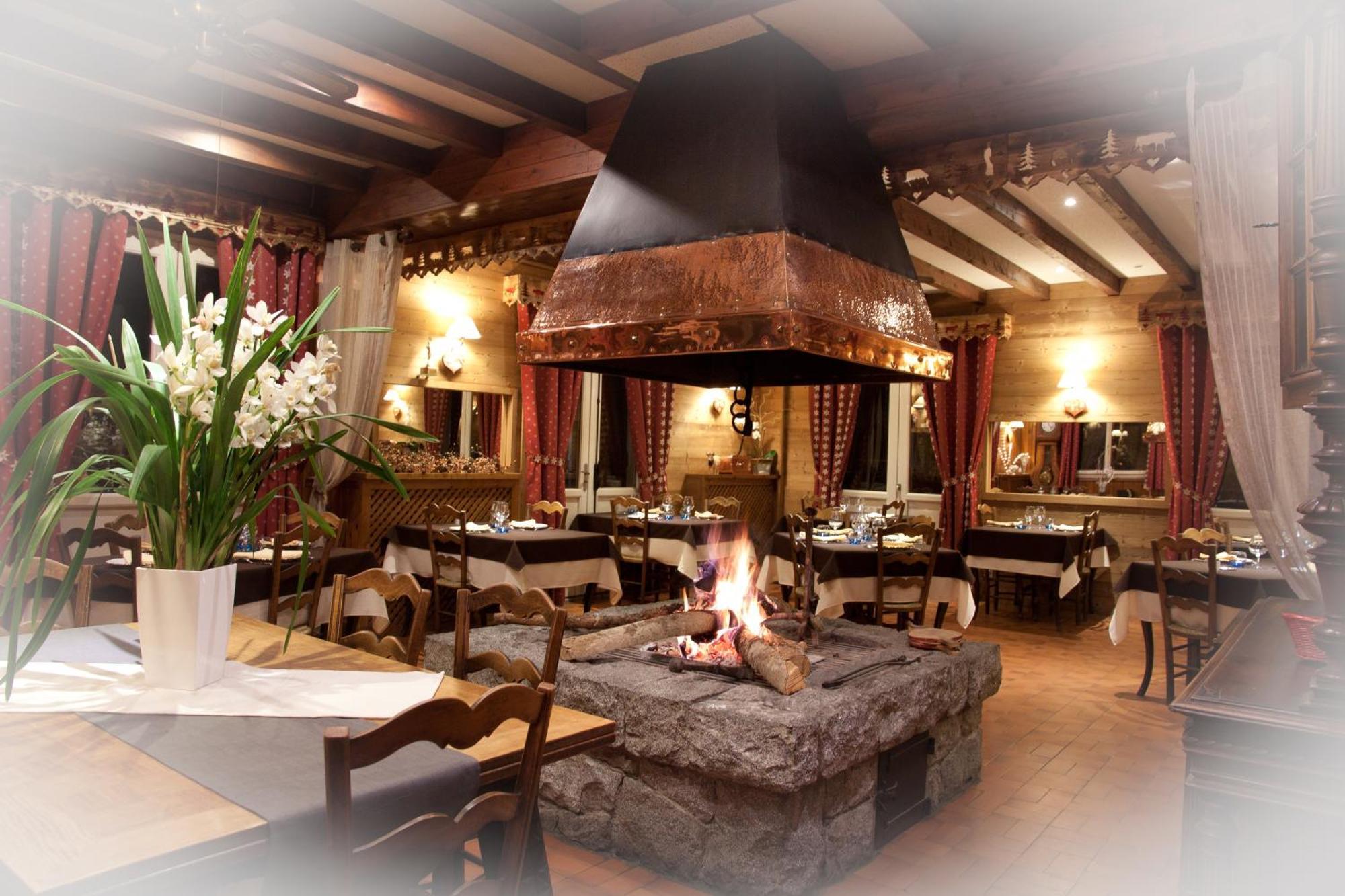 Hotel - Restaurant - Bar - Le Sapin Fleuri Bourg-dʼOueil 外观 照片