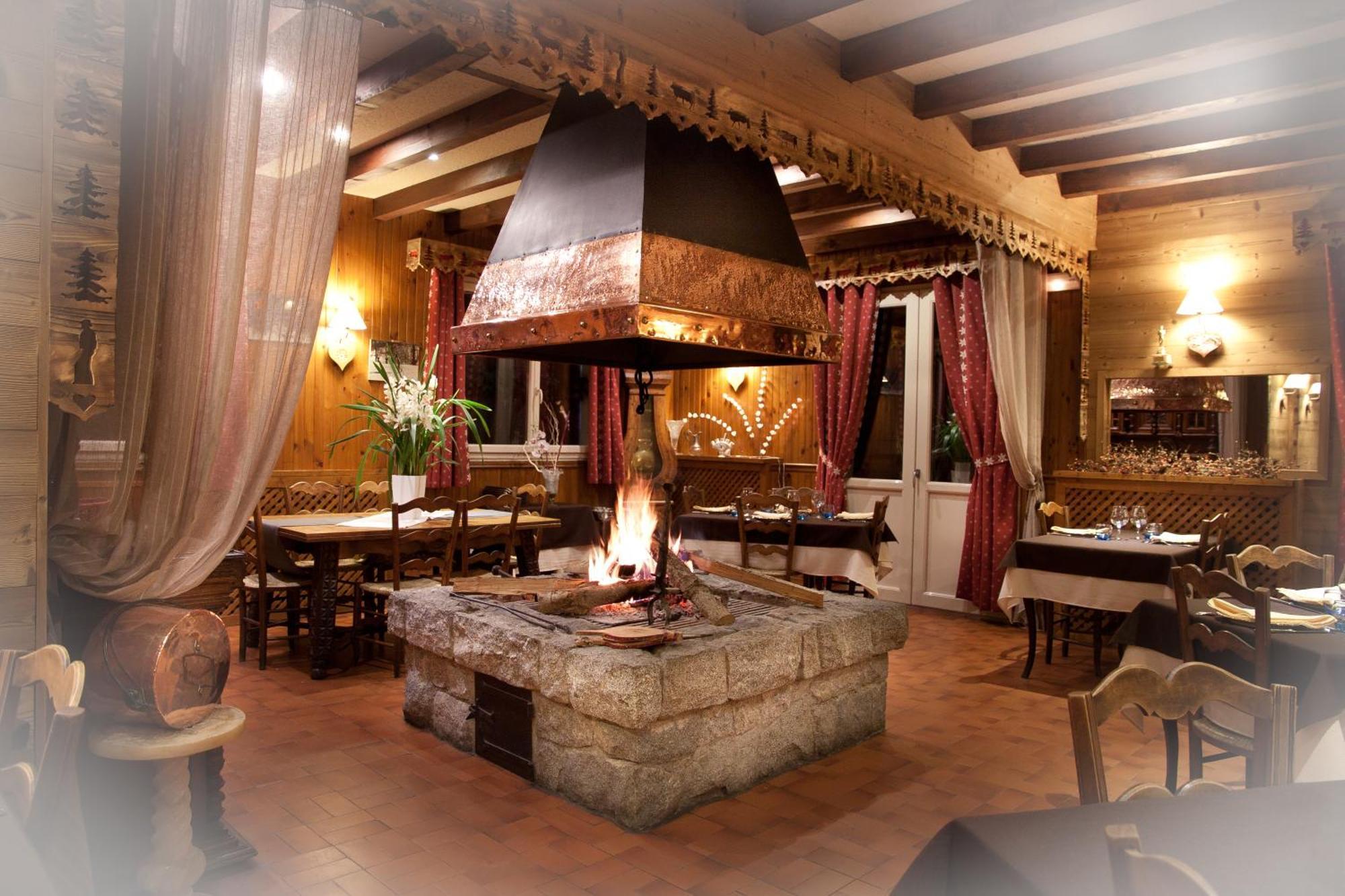 Hotel - Restaurant - Bar - Le Sapin Fleuri Bourg-dʼOueil 外观 照片