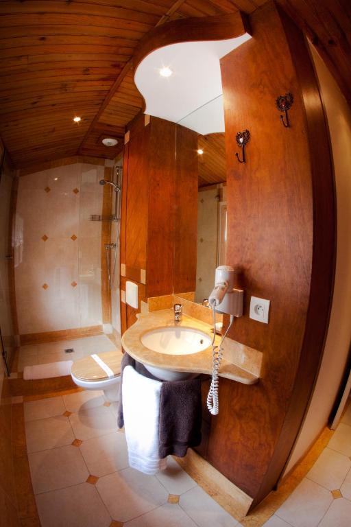 Hotel - Restaurant - Bar - Le Sapin Fleuri Bourg-dʼOueil 客房 照片